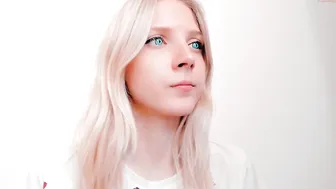 oh_honey_ busty chick sucks dildo