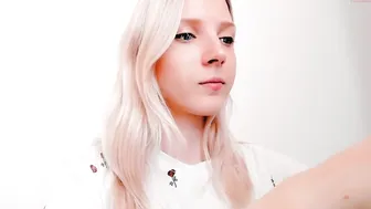 oh_honey_ busty chick sucks dildo