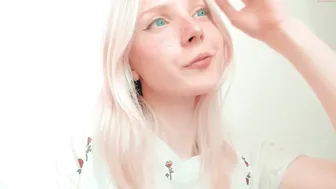oh_honey_ busty chick sucks dildo