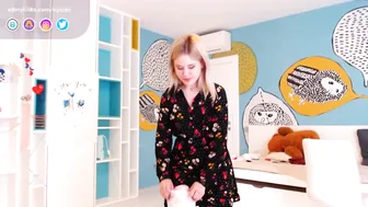 nyqipi blonde hairstyle fingering shaved cunt