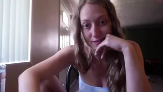 pregnant_annah fucks herself in red dildo