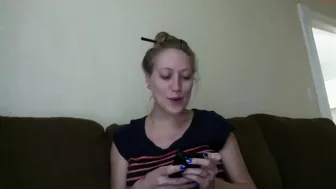 pregnant_annah busty chick talks in french