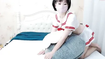 lovely_asahi mature slut pulls pussy while lying in a chair