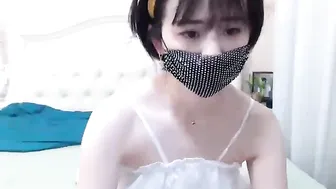 lovely_asahi gorgeous jerks off a banana and cums.
