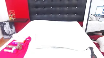 pleasing_daddy_ seductive babe shows boobs