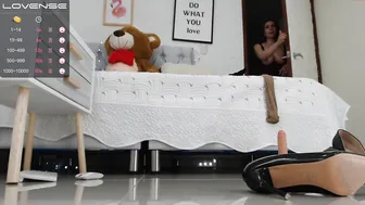michelle_roberts_ pretty lady gently masturbates cunt