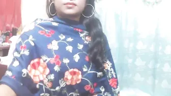 priya_jiya busty babe massages pussy