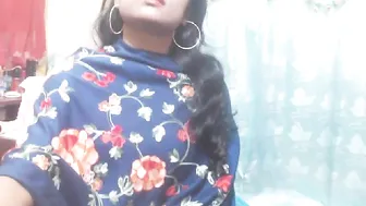 priya_jiya busty babe massages pussy
