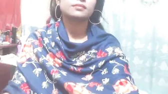 priya_jiya busty babe massages pussy