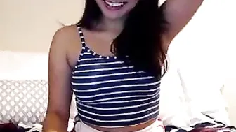 queenemi spectacular skin cleaves the vagina with a large dildo