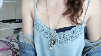 YaGirlDubs hot bitch punches holes with fingers