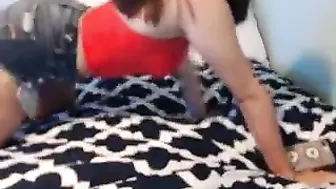 queenemi jerking on a chair