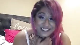 preetione Dark-haired chick