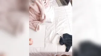 yagirldubs caresses the clitoris under the table
