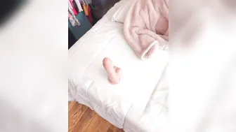 yagirldubs caresses the clitoris under the table