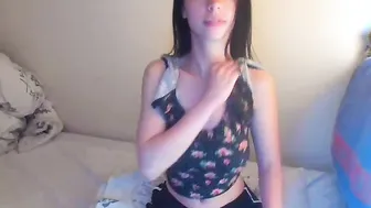 shery_raissa Sexy wench gently masturbates pussy
