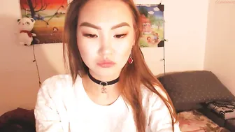 youruichi Busty hottie caresses nipples