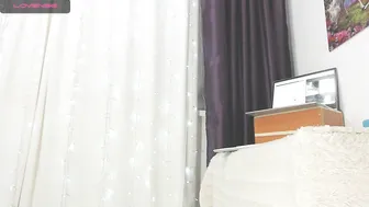 littlesonia a nice babe kneads her cunt