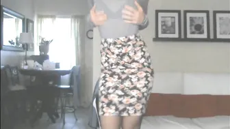 YaGirlDubs skinny in stockings pulls pussy