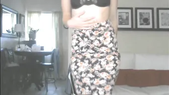 YaGirlDubs skinny in stockings pulls pussy