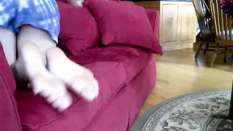 YaGirlDubs chick fucks herself with a big rubber dildo