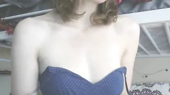 YaGirlDubs gorgeous model tightly stretches both holes.