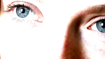 Arwen Datnoid big tit babe bares sexy body