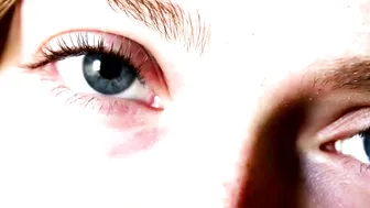 Arwen Datnoid big tit babe bares sexy body