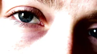 Arwen Datnoid big tit babe bares sexy body