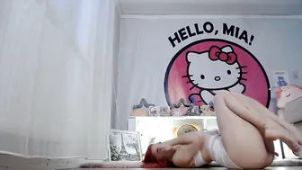 MiaMelon hot bitch punches holes with fingers