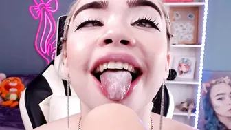 MiaMelon charming finger jerking off