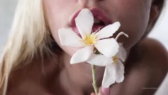 lilyivy gracious chica shows gorgeous body