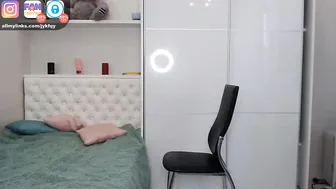 jykfqy lustful bitch demonstrates shaved holes