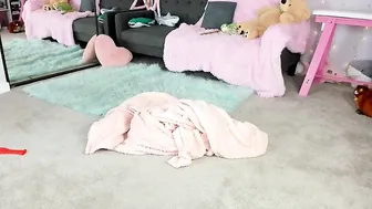 thesharkqueen cute babe jerks off with sex toys