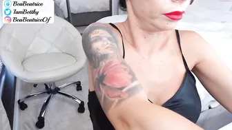 squirtbetty fucks herself in pussy