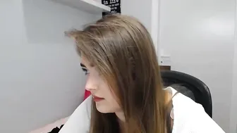 silvia_ami beauty sensually satisfies her pussy