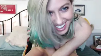 sexylittlee modest model posing in fries