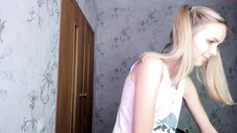 yesonee chaturbate shy mare gently jerks her pussy