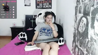 aliss_pink chaturbate gently pushes the toy in her pussy