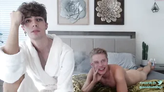 twinkzz101 chaturbate mysterious goddess gently caresses her ass with her fingers