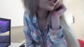 vany_love chaturbate impressive young lady puts on beautiful boobs