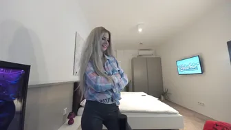 vany_love chaturbate impressive young lady puts on beautiful boobs