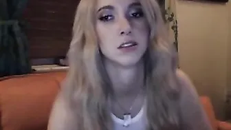 undressjess chaturbate having fun with a toy