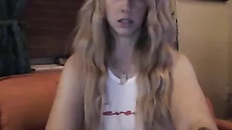 undressjess chaturbate having fun with a toy