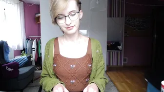 sunny_nicole crazy queen gently pulls the vagina