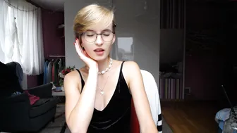 sunny_nicole hot babe fucks shaved holes