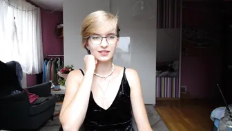 sunny_nicole hot babe fucks shaved holes