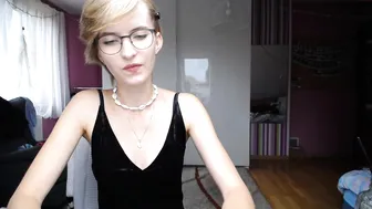 sunny_nicole hot babe fucks shaved holes