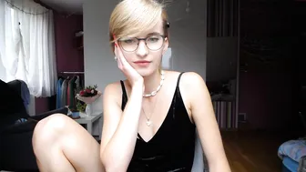 sunny_nicole hot babe fucks shaved holes