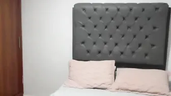 luna_zaenzz gorgeous girl masturbates cunt